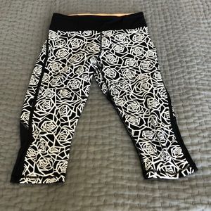 Cropped lululemon print leggings size 6
